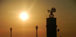 Um Wie Viel Uhr Beginnt Der Spannende Abend? Entdecke Es Jetzt!